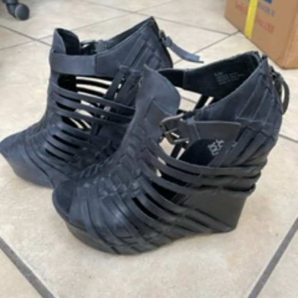 Not Too Coy Platform Sandals - size 9 - Picture 3 of 6